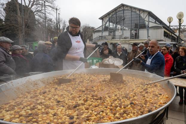 Pula:  500 besplatnih porcija “Lovačkog doručka” podjeljeno na slast prisutnim puljanima