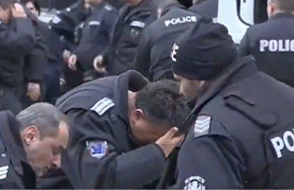 Tijekom prosvjeda policajci su napali sami sebe suzavcem