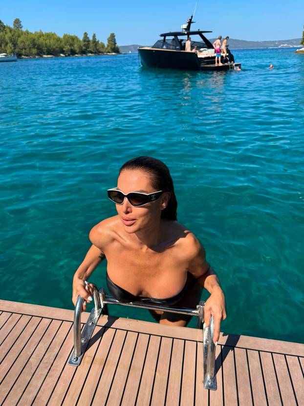 FOTO Tko bi rekao da su bake? Ove slavne dame imaju unuke