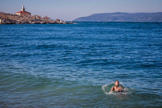 24sata: Makarska: Robert Tarčuki se već 269 dana svakodnevno kupa u moru