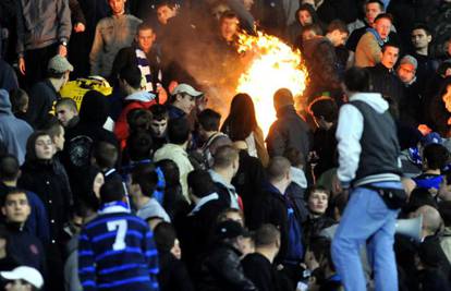 Boysi palili stolice, vatrogasce je čuvala interventna policija...