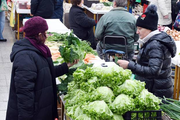 Bogata ponuda na gradskoj tržnici u Sisku