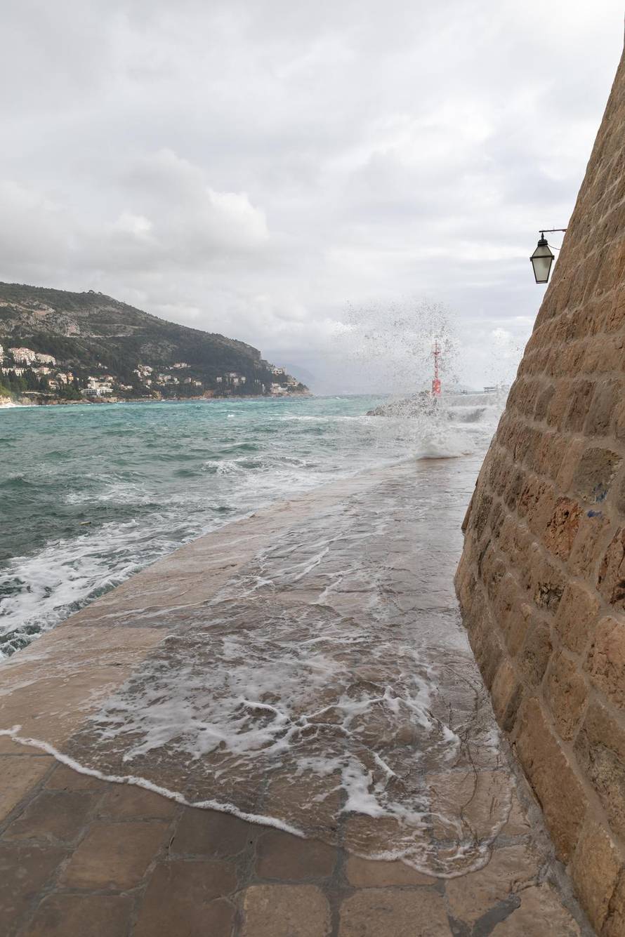 Dubrovnik: Potraga za tijelom muškarca kojeg su povukli valovi je obustavljena