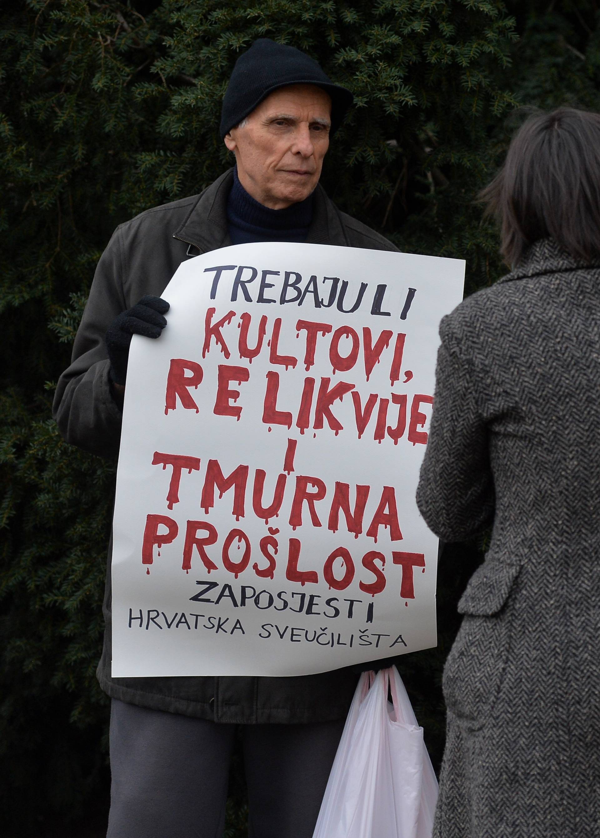 Interventna pred Sveučilištem, studentima branili ući u zgradu