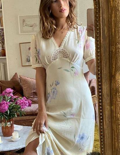 Parižanka Jeanne Damas voli eterične haljine inspirirane romantičnim negližeom