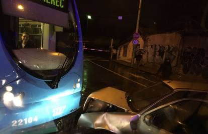 Nesreća u Zagrebu: Zabio se u tramvaj i potpuno uništio auto