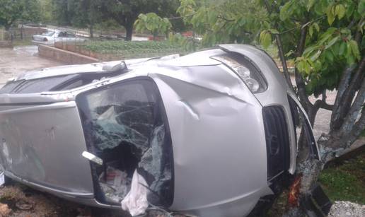 Pazi, stiže automobil! S ceste im uletio ravno pred ulaz kuće 