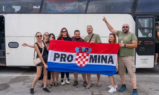 VIDEO Fanovi iz Dalmacije stali busevima u Brinju pa plesali i pjevali: 'Ako ne znaš šta je bilo'