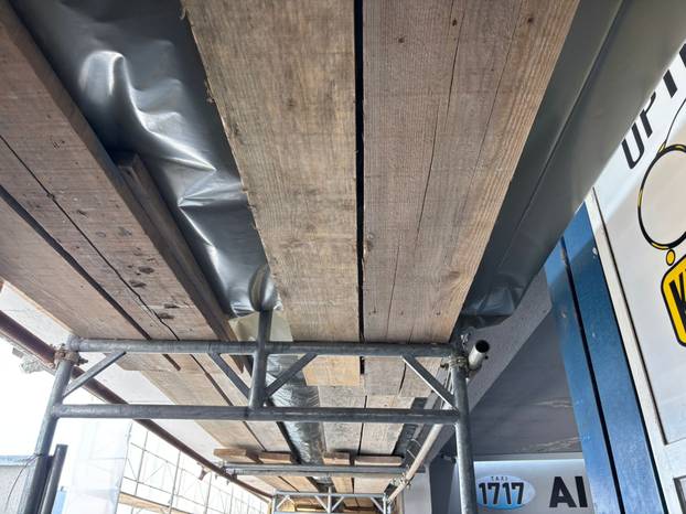 FOTO Autobusni kolodvor se raspada! Među putnike pala staklena stijenka, evo fotki
