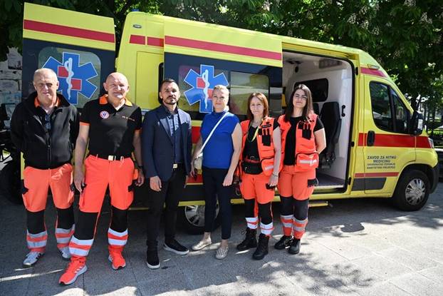 FOTO Veseli i nasmijani! Hitnjaci diljem  zemlje slave Dan hitne pomoći, pogledajte kadrove