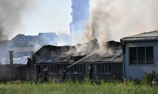 FOTO Buktinja 'progutala' halu tvornice Windor kod Pleternice