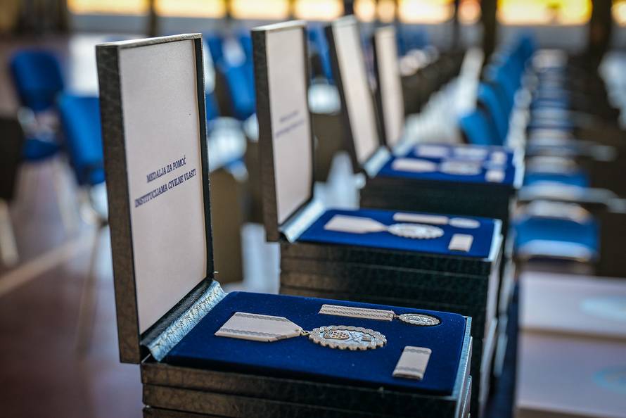 Hrvatske vojne protupožarne pilote pohvalili NATO i EU