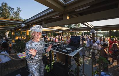 DJ Gloria ima 81 godinu, svira za starije, svaki klupski nastup  počinje hitom: 'I will survive'