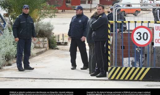 Radnike su dočekali zaštitari i policija, Khan je bježao od njih