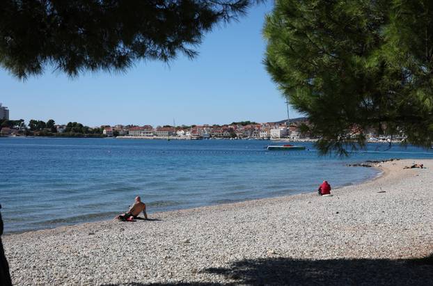 Vodice: Puste i prazne plaže ispred hotela Imperial i Hotel Olympia Sky