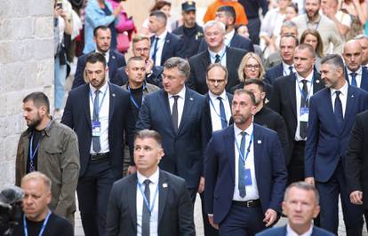 FOTO Zelenski s Plenkovićem u šetnji po Stradunu. Gužva kao usred ljeta i jako osiguranje