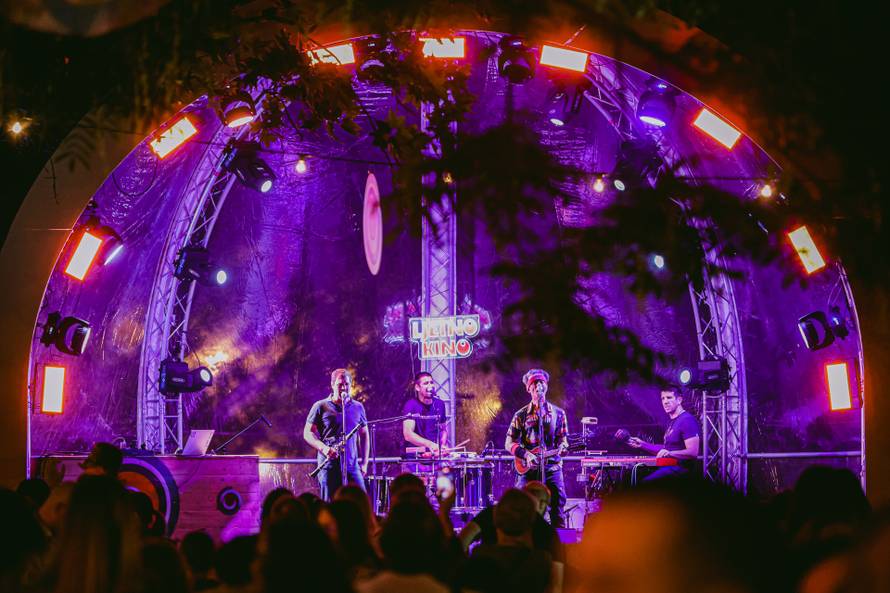 A gdje je nestala Mia? Držali su se za ruke, a sad je Filip Vidović stigao sam na popularni festival