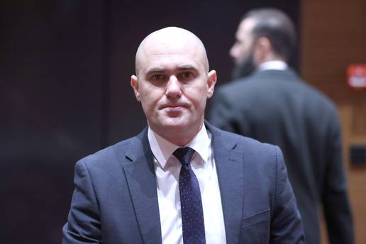 VIDEO Sramotna snimka: Josip Dabro pjeva o Paveli&cacute;u kao vo&dstrok;i svih Hrvata! Obra&cacute;a se Miloradu