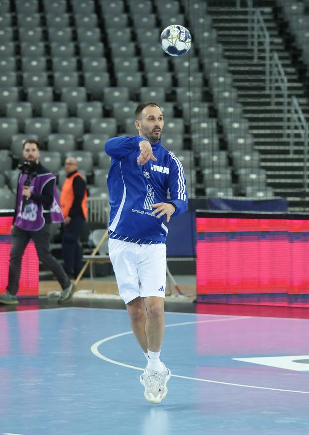 Zagreb: Zagrijavanje igrača uoči početka utakmice RK Zagreb i Paris Saint-Germain
