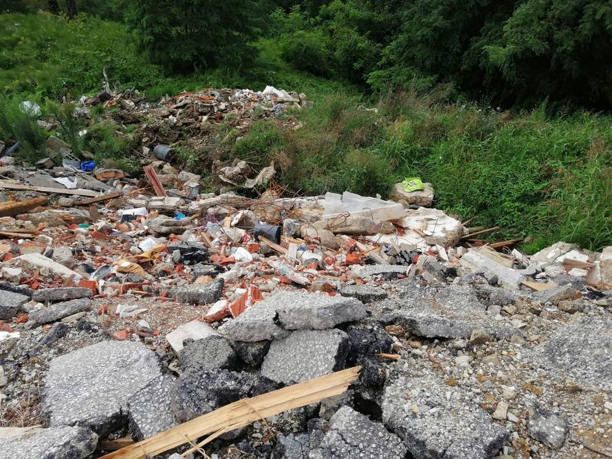 EKSKLUZIVNO Zatrpao potok građevinskim otpadom: 'Nema dozvole, ali bacamo na svoje'