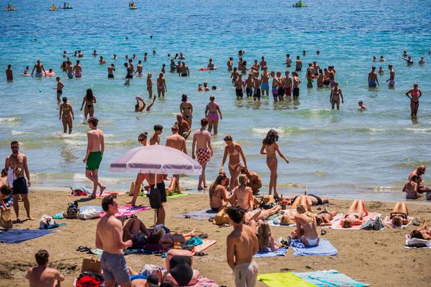 Split: Kupači na plaži Bačvice