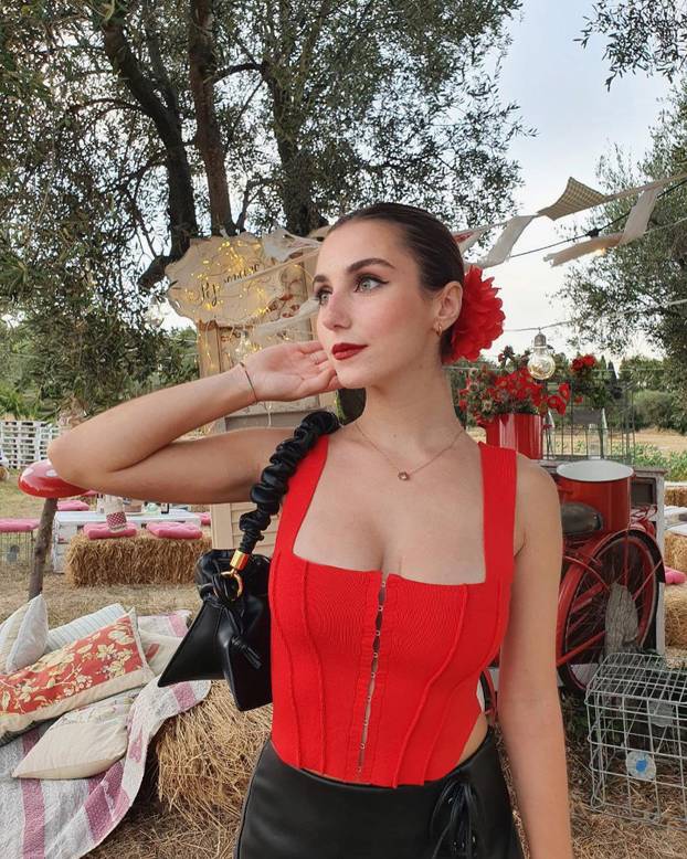 FOTO Zbog nje bi svi u zaleđe. Tange i zastavica su joj rekviziti