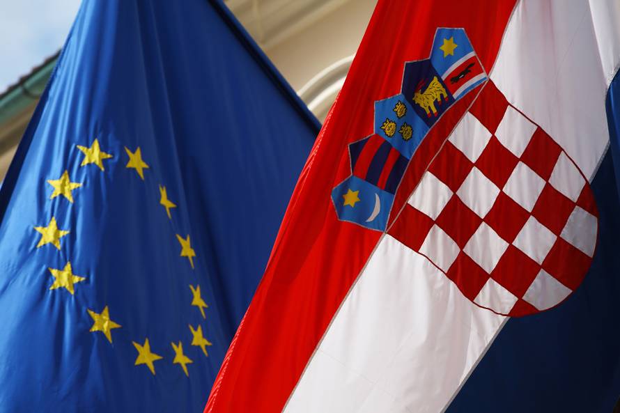 Zagreb: Vijorenje zastava EU-a i Hrvatske na Markovom trgu