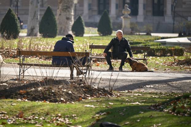 Zagreb: Sunčano i toplo vrijeme izmamilo građane na ulice