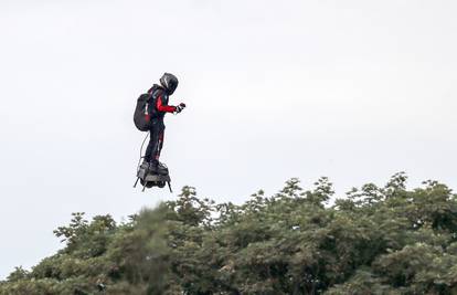 Leteći čovjek je uspio: Preletio je kanal La Manche flyboardom