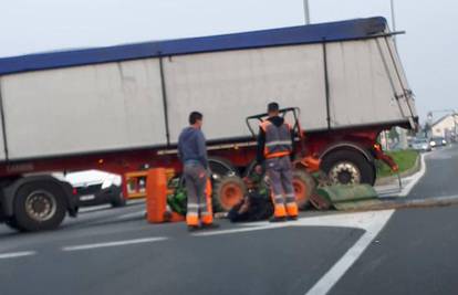 Sudarili su se kamion i traktor: Vozač traktora lakše ozlijeđen