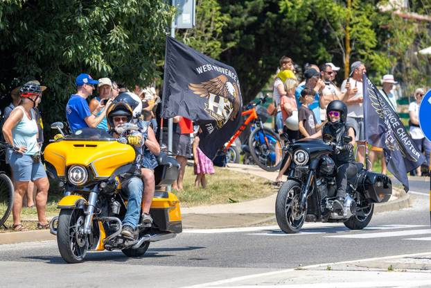 Nekoliko tisuća vlasnika Harley Davidsona prolazi kroz Pulu u defileu