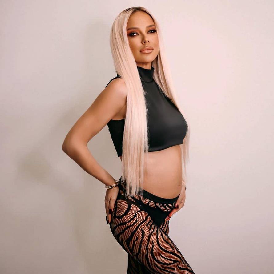 Oduševila sve: Šuput pokazala trbuščić u 23. tjednu trudnoće...