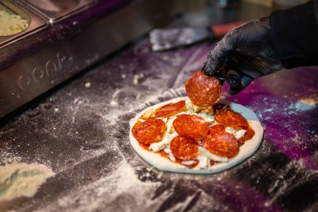 Posjetitelji uživaju u pizzama mini pizzerije Pizza Actually u sklopu adventa u Muzeju grada Zagreba