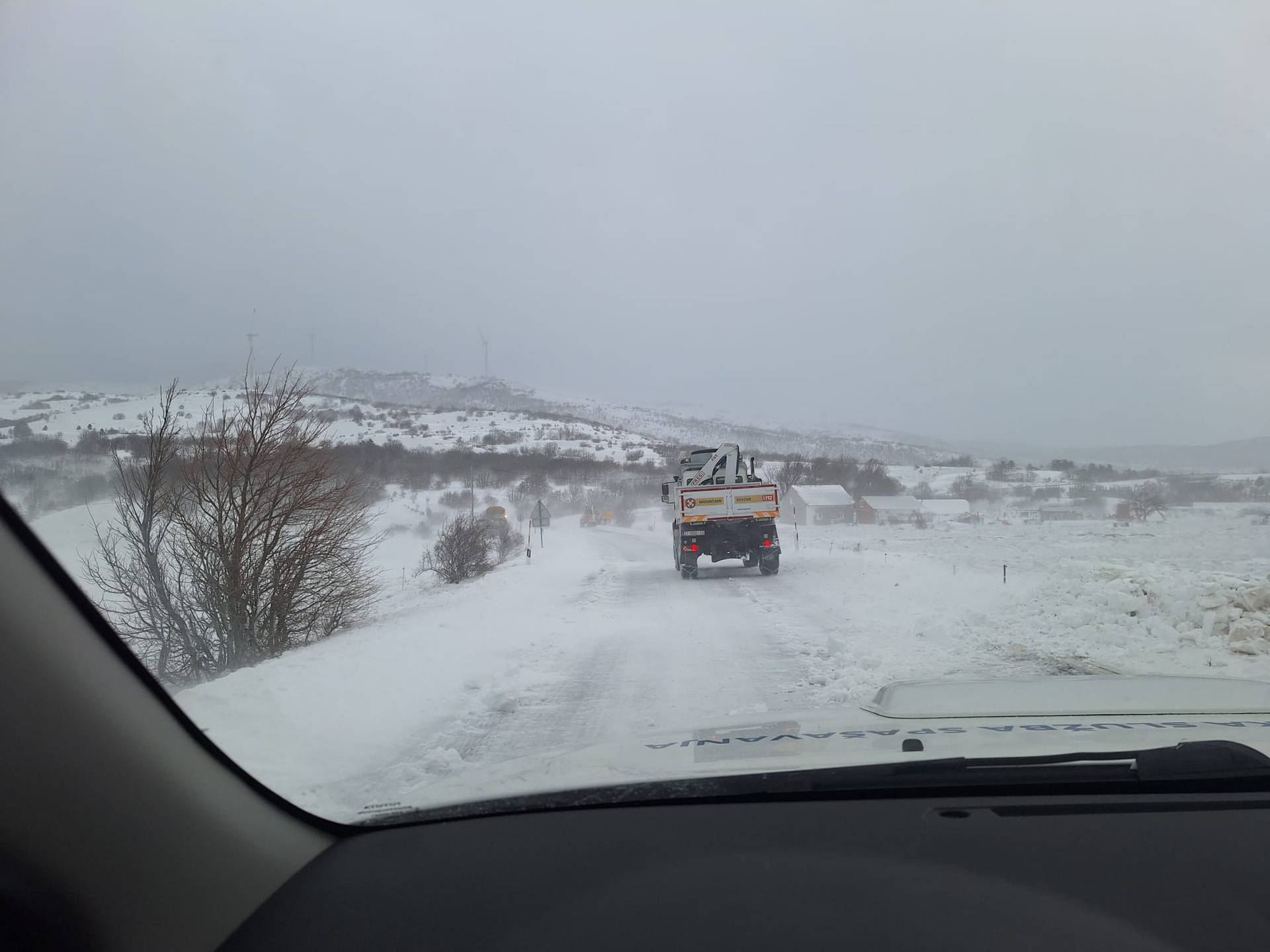 FOTO HGSS-ovci se na skijama probijaju do osobe kojoj treba pomoć! 'Noć je bila duga...'