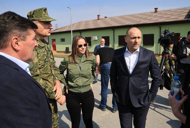 Ministar Anušić i general Kundid na prvom danu TVO-a na Slunju