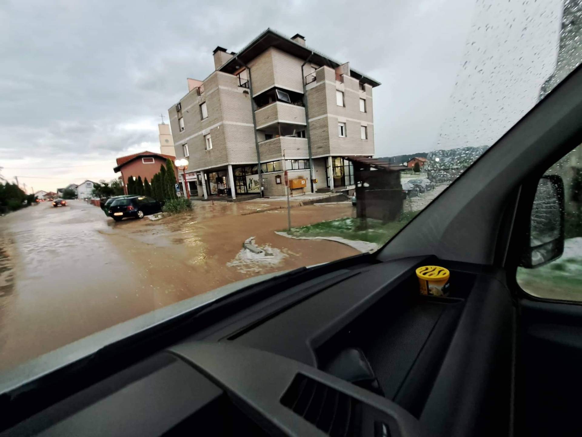 FOTO Novo nevrijeme poharalo Zagorje: Nakon tuče obilna kiša potopila ceste kod Poznanovca