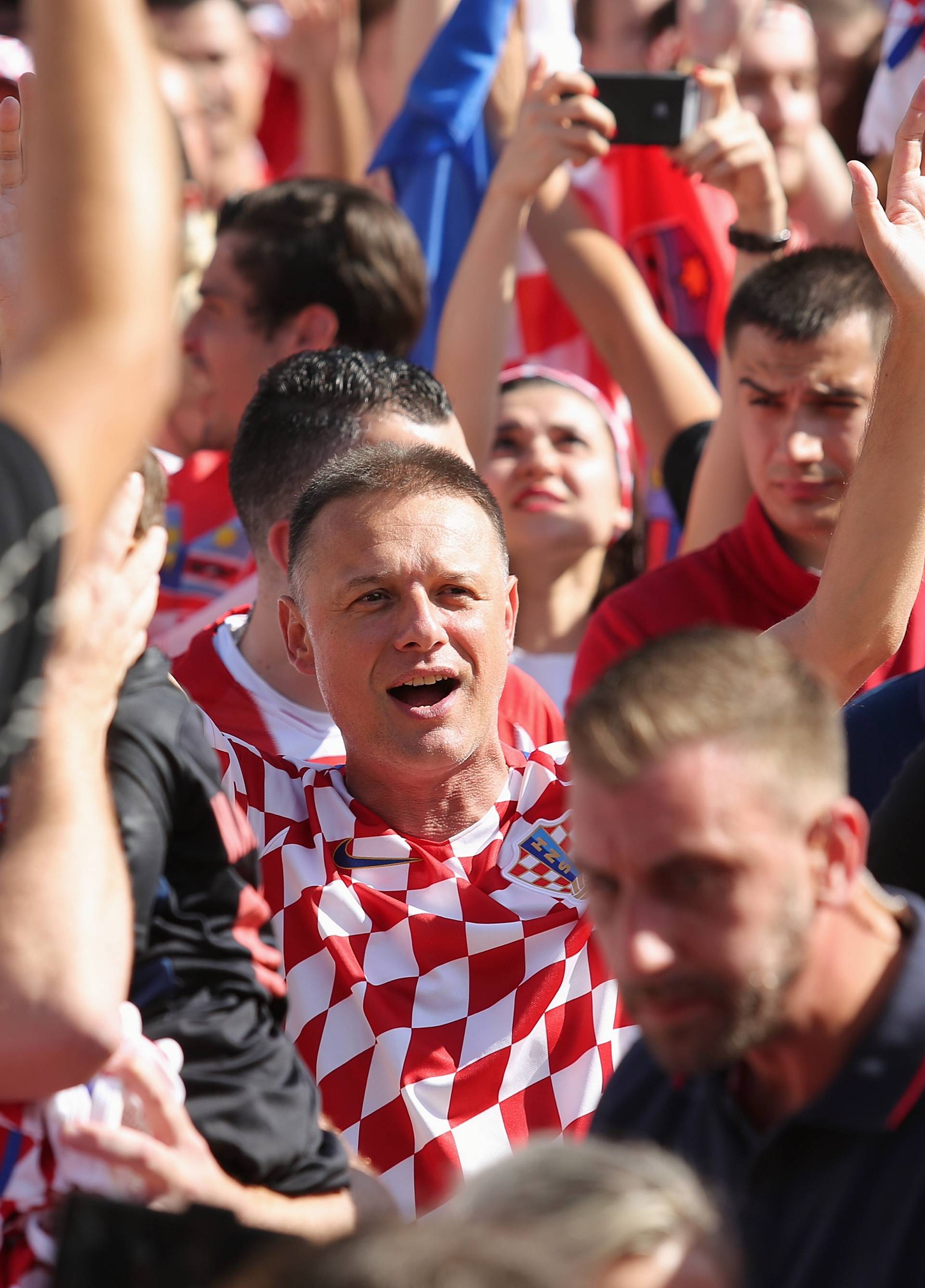 Zagreb: Andrej PlenkoviÄ i Francuska veleposlanica utakmicu gledaju na Strossmayerovom trgu