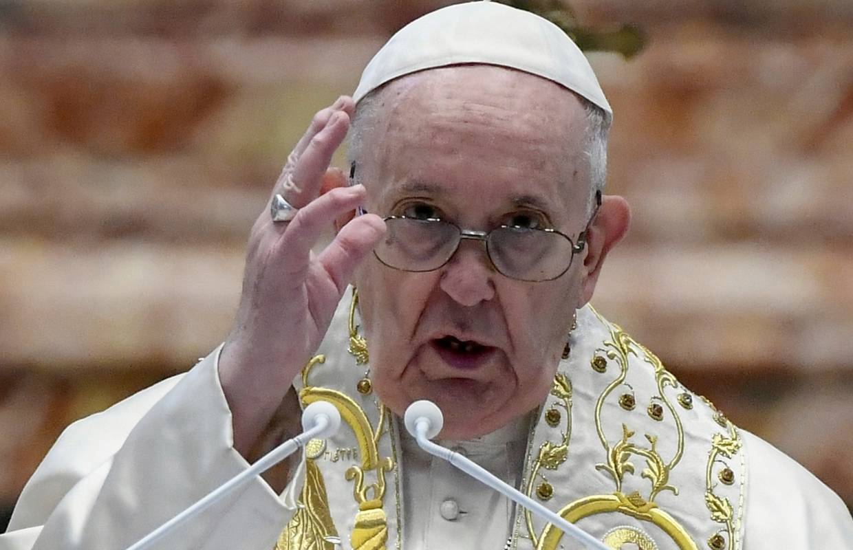 Papa: Novac treba trošiti na obrazovanje, a ne oružje