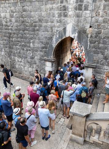 Dubrovnik: Stara gradska jezgra puna je turista 