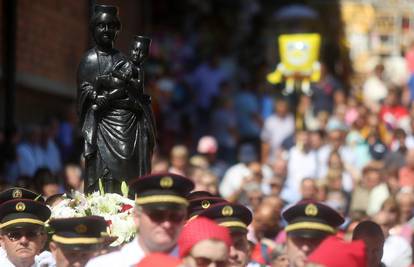 Čuda Majke Božje: Djevojka je bila nepokretna, došla je do kipa Gospe u crkvi i ozdravila...