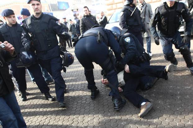 ARHIVA: Zagreb: Na prosvjedu protiv EU policija grubo privela nekolicinu prosvjednika