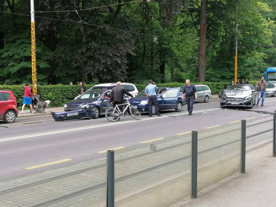 Lančani sudar četiri vozila u Zagrebu: 'Pretjecao je prugom'