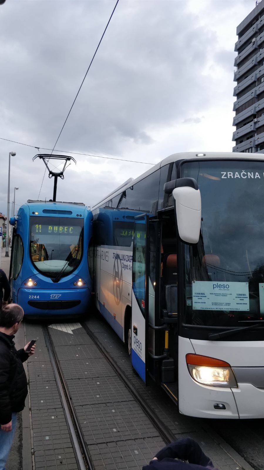 Loše prestrojavanje: Okrznuli se autobus i ZET-ov tramvaj