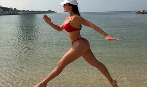 FOTO Hop, hop! Gdje Georgina skokom, drugi okom: Pokazala je obline u crvenim tangicama