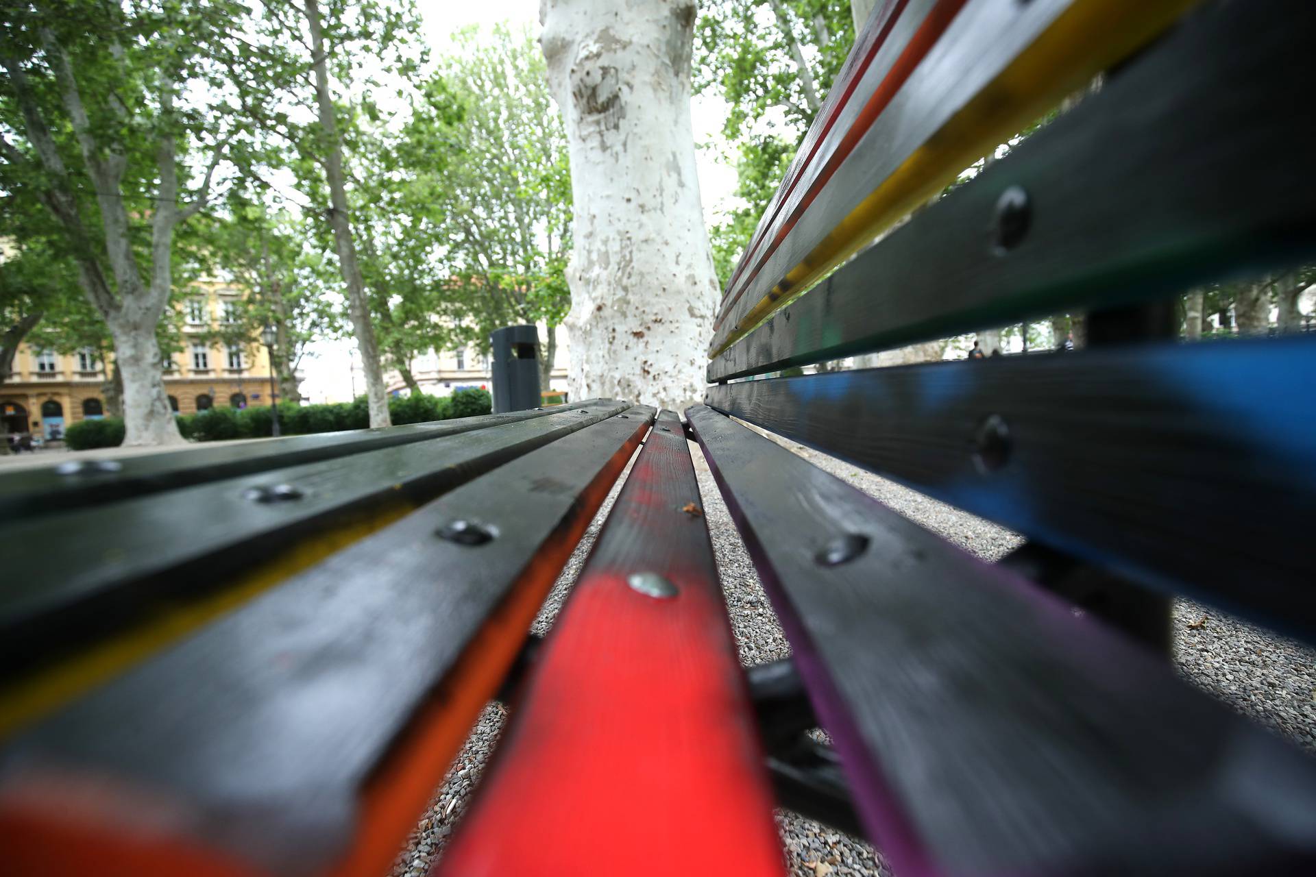 Zagreb: Nepoznati muškarac devastirao klupu duginih boja koja je postavljena na Zrinjevcu