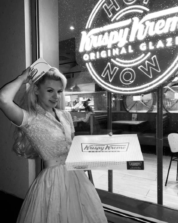 FOTO Mlada ljepotica obožava vintage stil - u retro krpicama donosi seksepil iz 1950-ih