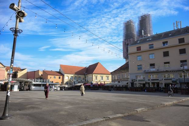 Zagreb: Zboj najavljene renovacije uklonjeni su štandovi s platoa tržnice Dolac
