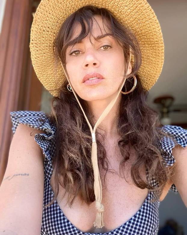 FOTO Životna sapunica turske glumice: Suprug ju uhvatio u vrućem klinču sa svekrom...