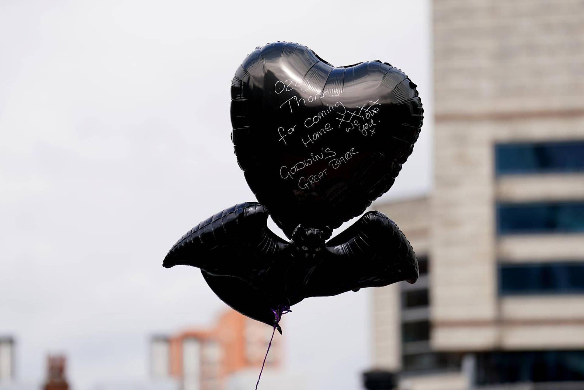 Obitelj i obožavatelji opraštaju se  od Ozzyja u njegovom rodnom gradu