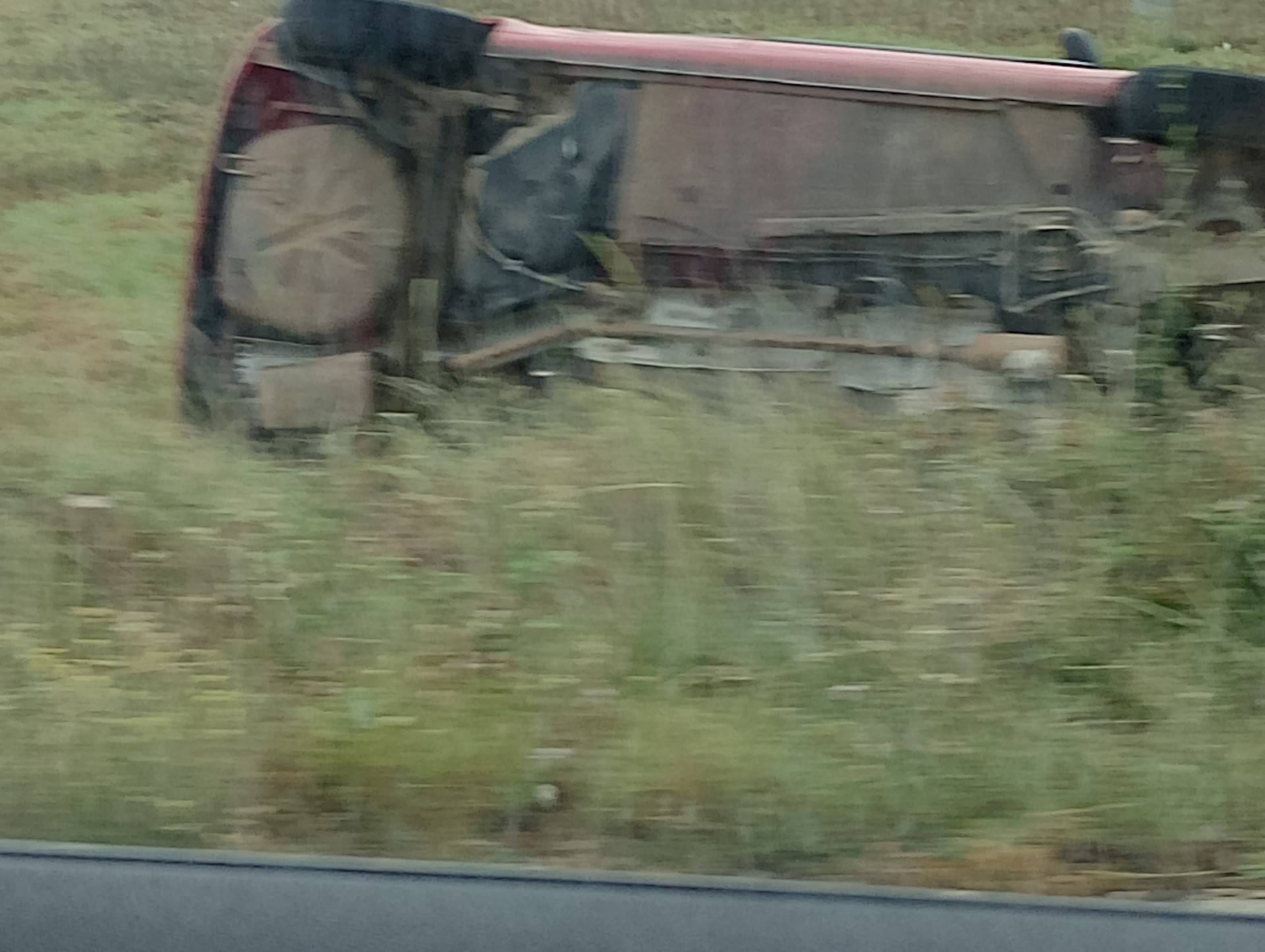 FOTO Nesreća na Pagu: Auto završio na boku, stigla i Hitna